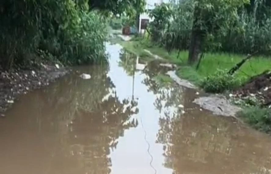 अकबरपुर-केशवापुर और नौबस्ता मार्ग बदहाल, गड्ढों में तब्दील सड़क से ग्रामीण बेहाल